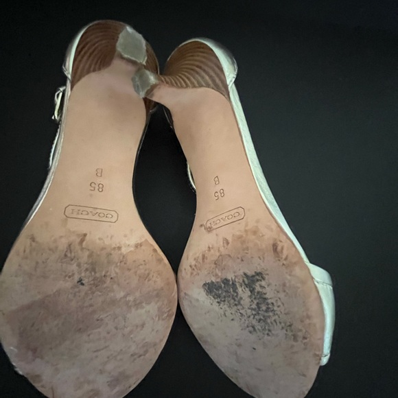 Coach Inez T-Strap sandal with kitten heel I Color: Gold I Size: 8.5 - Picture 4 of 9